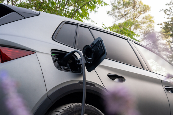 Cum să îți menții bateria mașinii electrice în formă bună și să încarci eficient