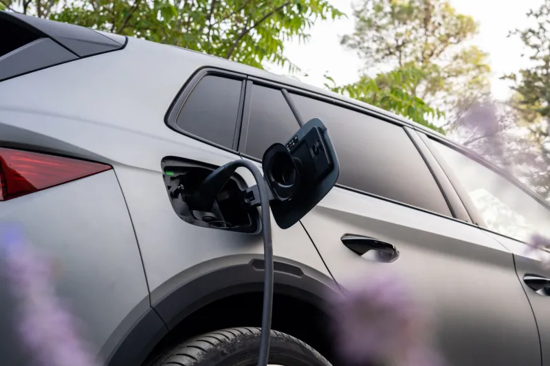 Cum să îți menții bateria mașinii electrice în formă bună și să încarci eficient
