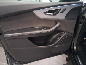 Audi Q8 50 TDI quattro thumbnail