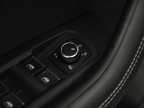 VW Touareg R-Line TDI 4MOTION thumbnail