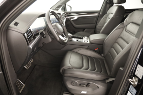 VW Touareg R-Line TDI 4MOTION thumbnail