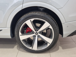 Audi Q8 PI 55 TFSI e quattro 290 kW / 394 CP thumbnail