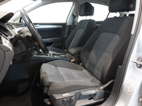 VW Noul Passat Comfortline 2.0 TDI DSG thumbnail