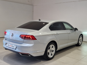 VW Noul Passat Highline 2.0 TDI DSG thumbnail