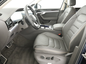 VW Noul Touareg R-Line V6 TSI thumbnail