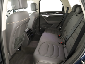 VW Noul Touareg R-Line V6 TSI thumbnail