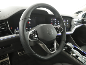 VW Noul Touareg R-Line V6 TSI thumbnail