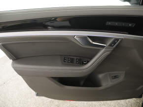 VW Noul Touareg R-Line V6 TSI thumbnail