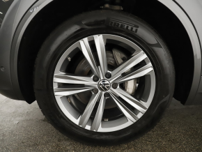 VW Touareg R-Line TDI 4MOTION thumbnail
