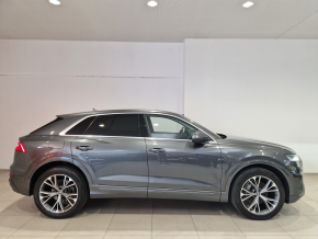 Audi Q8 55 TFSI quattro thumbnail