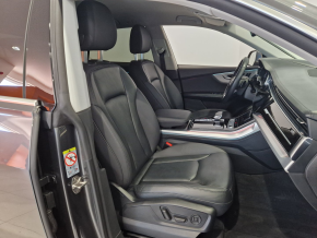 Audi Q8 55 TFSI quattro thumbnail