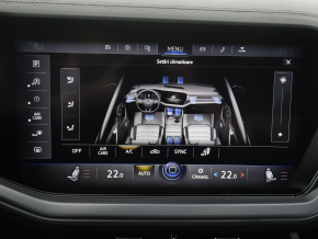 VW Touareg R-Line TDI 4MOTION thumbnail