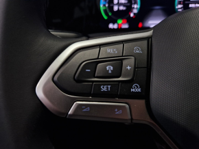 VW Golf Life 1.5 TSI DSG PHEV TD thumbnail