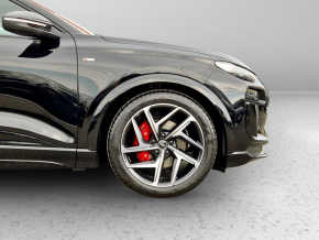 Audi Q6 e-tron quattro thumbnail