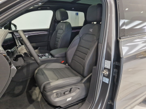 VW Noul Touareg R-Line V6 TDI TD thumbnail