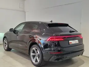 Audi Q8 50 TDI quattro thumbnail