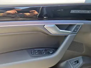 VW Touareg R-Line V6 TDI thumbnail