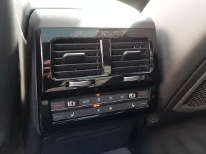 VW Touareg R-Line V6 TDI thumbnail