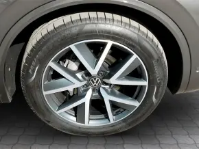 VW Touareg R-Line V6 TDI thumbnail