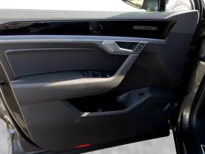VW Touareg R-Line V6 TDI thumbnail