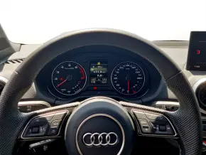 Audi Q2 35 TFSI S line thumbnail
