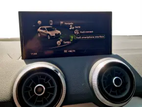 Audi Q2 35 TFSI S line thumbnail