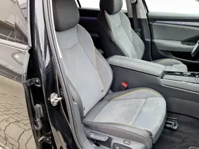 Superb Selection PHEV thumbnail
