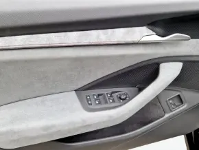 Superb Selection PHEV thumbnail