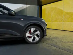 Q6 e-tron quattro thumbnail
